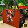 Cincinnati Bengals Mickey And Minnie Women Leather Hand Bag Tee