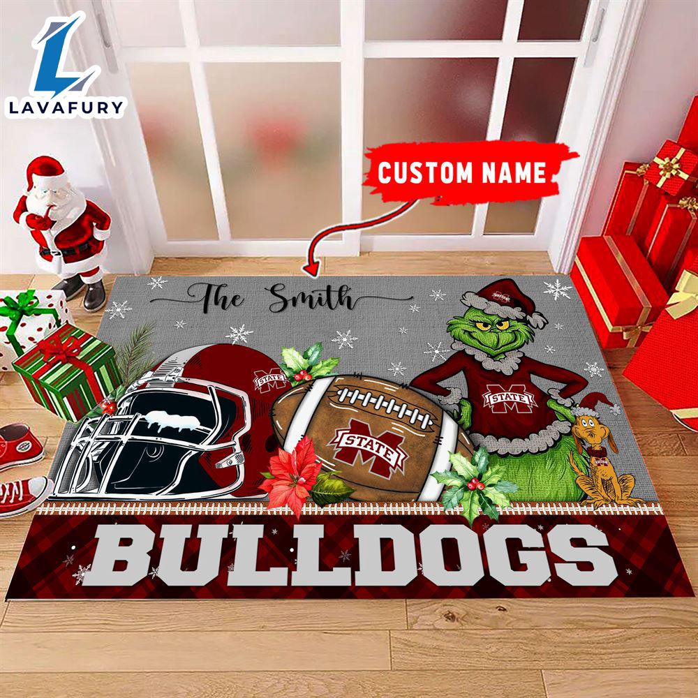 NCAA Mississippi State Bulldogs Grinch And Max Christmas Welcome Football Doormat - Custom Name Gift Xmas NCAA Mississippi State Bulldogs Grinch And Max Christmas Welcome Football Doormat - Custom Name Gift Xmas